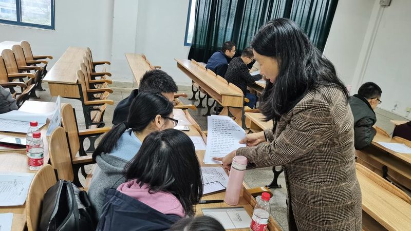 现状：在线教育行业同质化严重，用户增长乏力