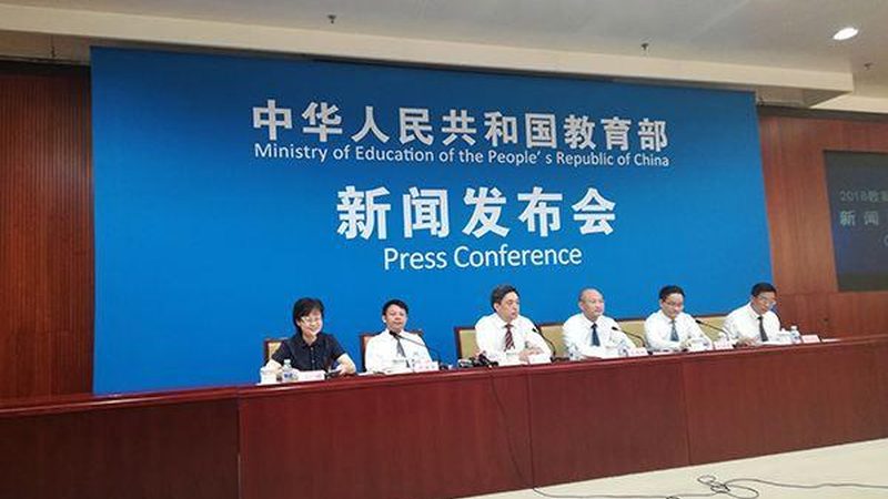 在选择成人教育机构时，要避免以下误区和陷阱：